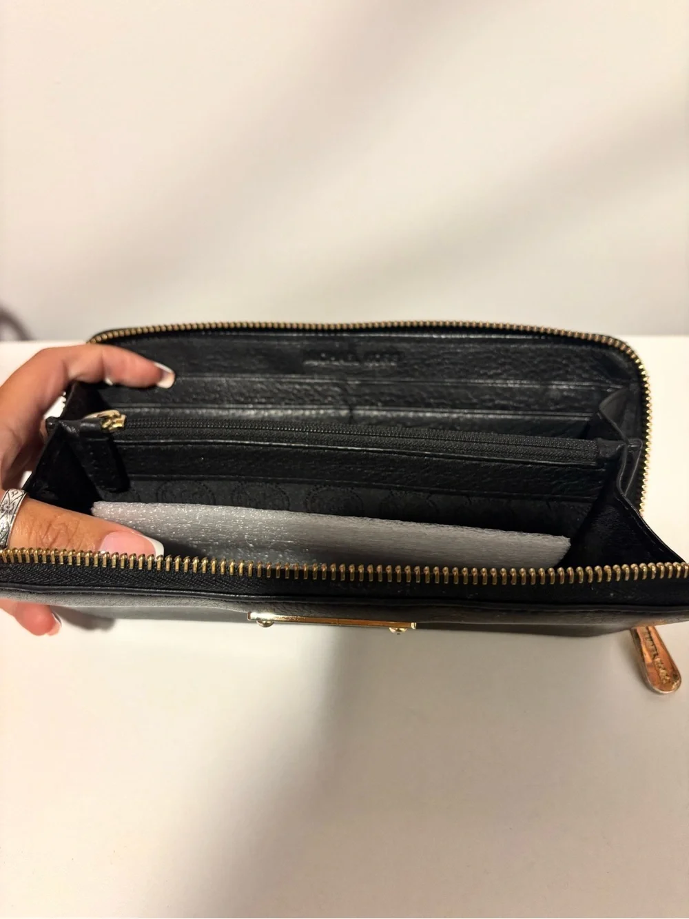 💕Michael Kors Black Leather Zip-Around Wallet with Gold Plaque💕